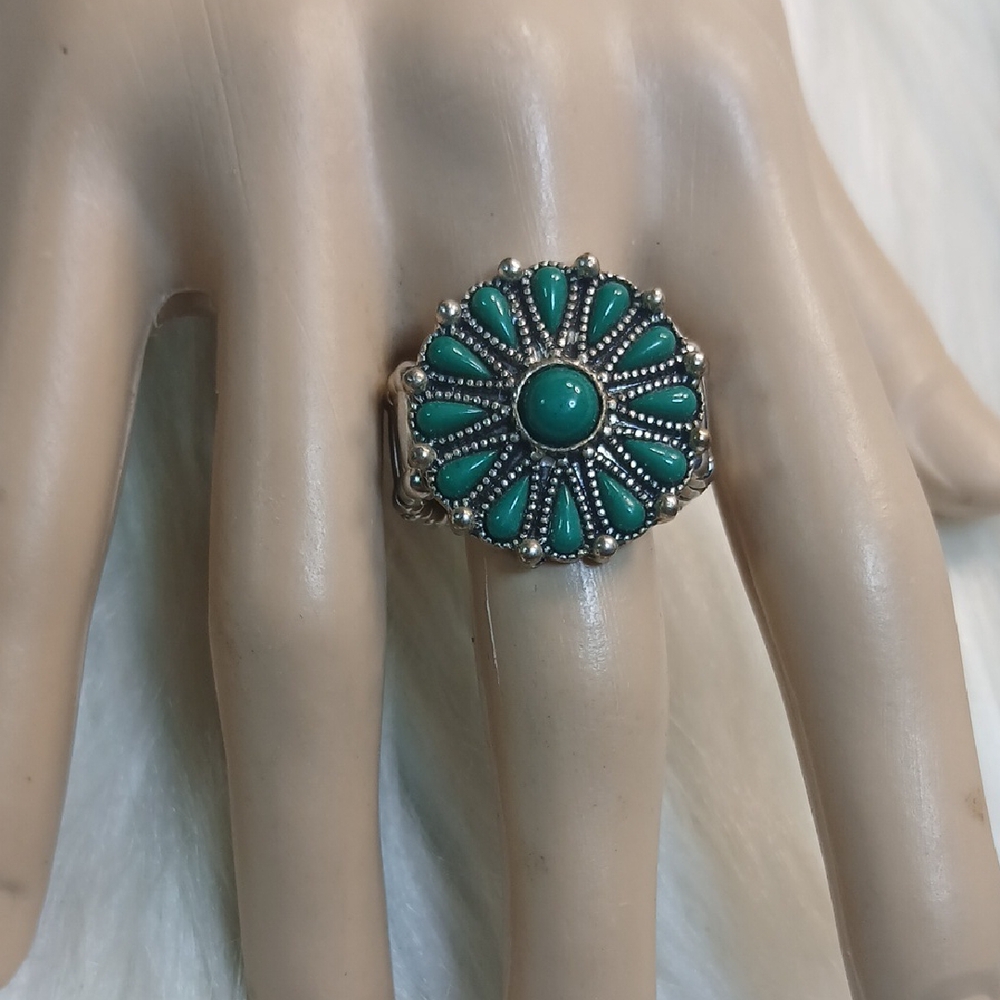 Paparazzi Green and Silver Floral Ring Strech